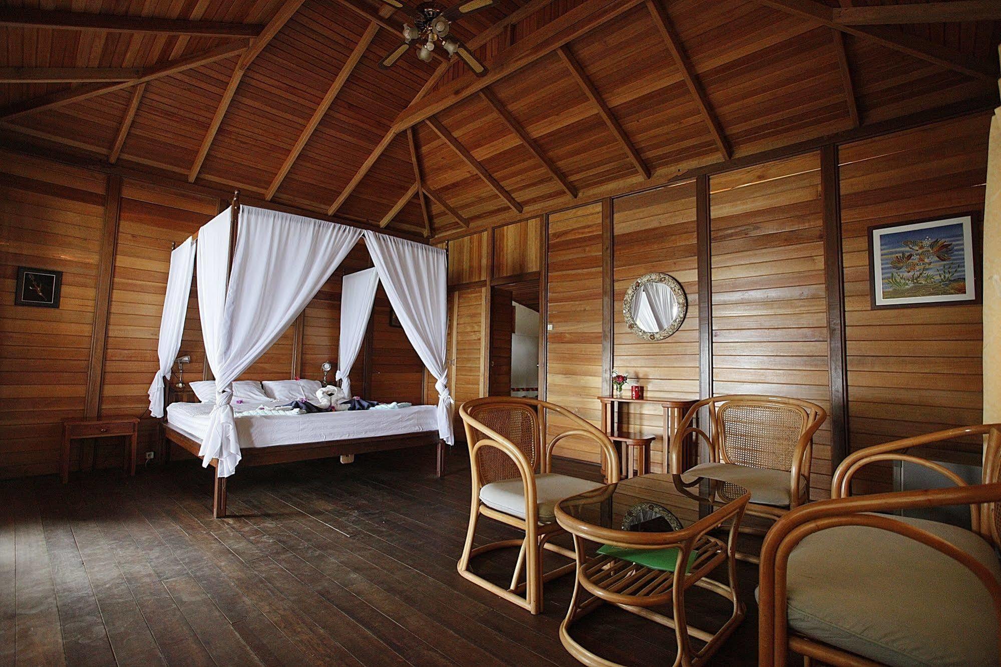 Onong Resort Siladen Island Exterior foto