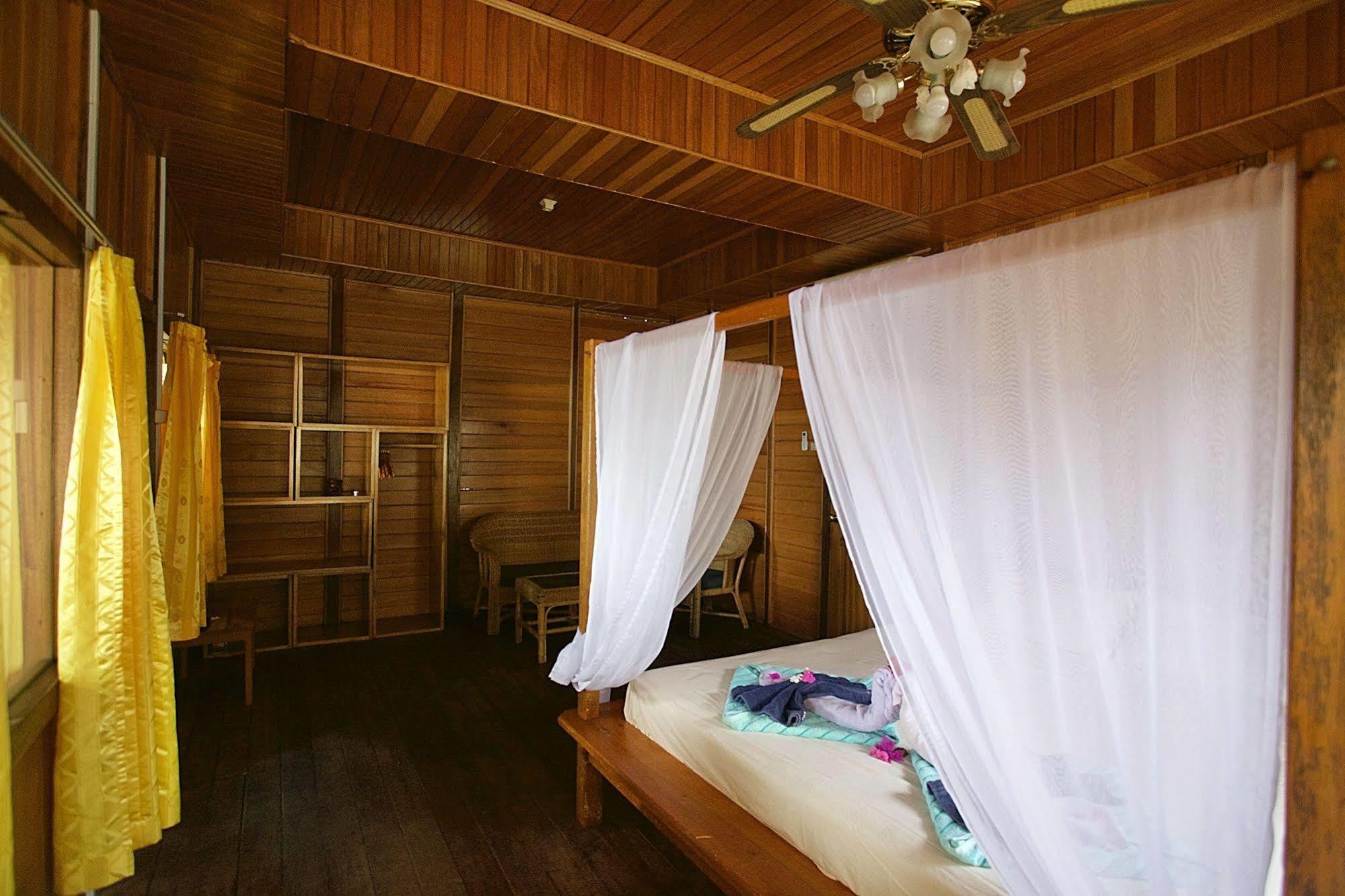 Onong Resort Siladen Island Exterior foto