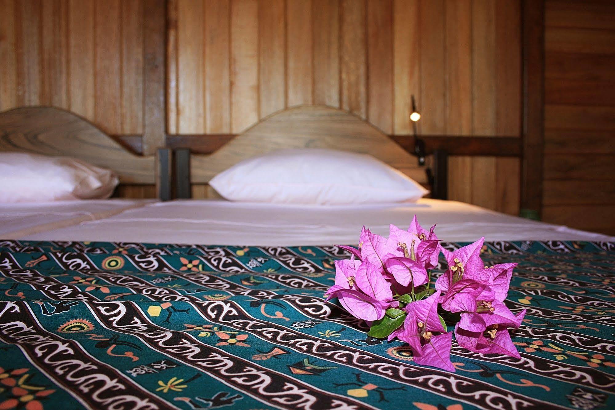 Onong Resort Siladen Island Exterior foto