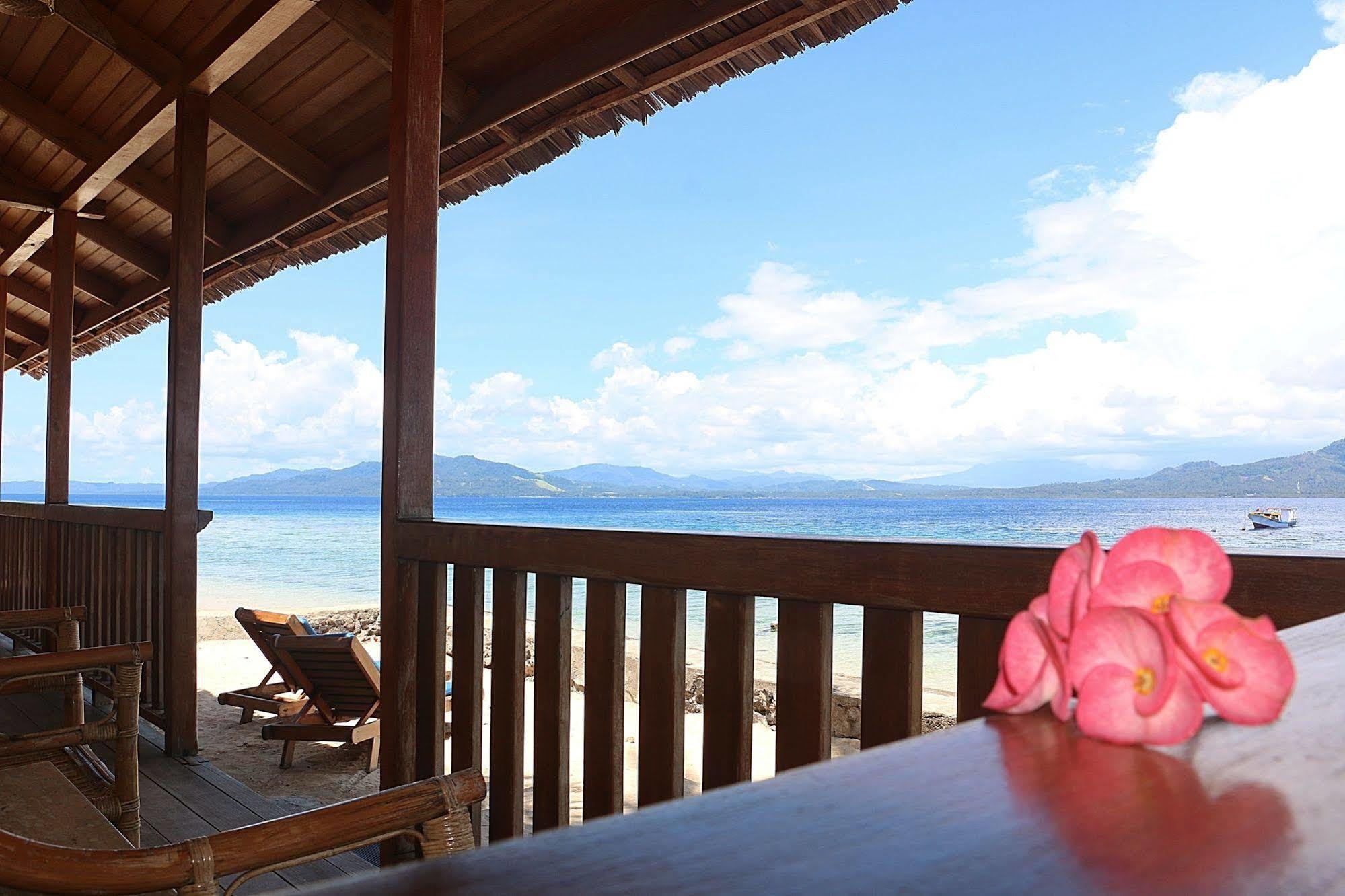 Onong Resort Siladen Island Exterior foto